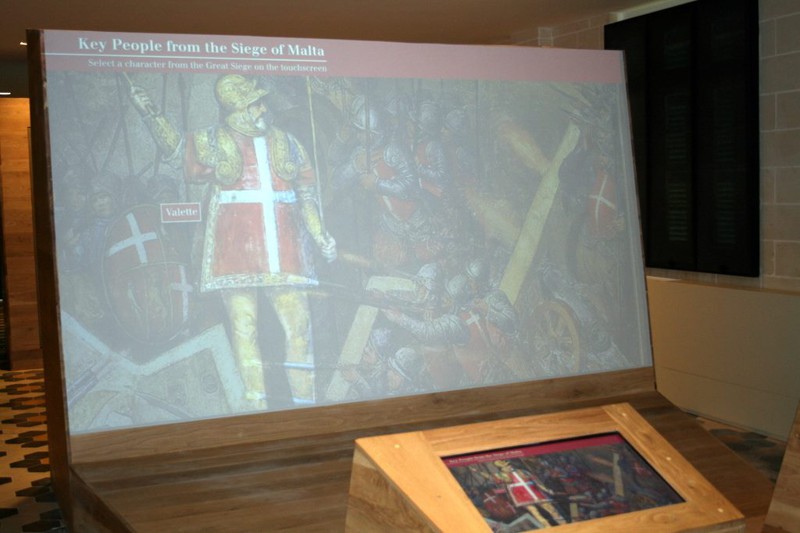 И еще один экран с рассказом о ключевых фигурах участвовавших в Великой осаде 1565 года с обеих сторон. 