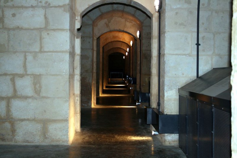 Центральный коридор, слева и справа камеры для заключенных. 