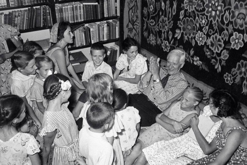 Писатель Корней Чуковский на своей даче в Переделкине с читателями, 1951 г.  интересно, история, фото