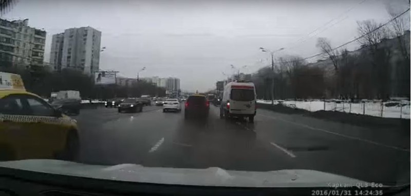 Столичные водители наказали подрезавшего скорую таксиста