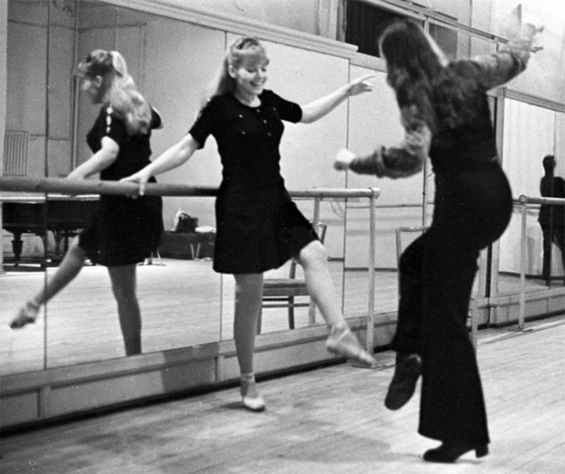 Актриса Ленинградского театра музыкальной комедии Людмила Сенчина (слева) на занятиях в балетном классе