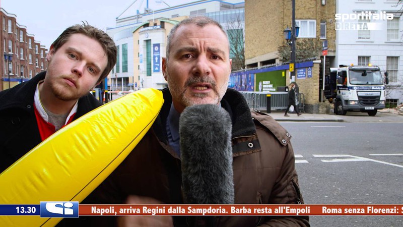 На улицах Лондона журналист избил мужчину надувным бананом