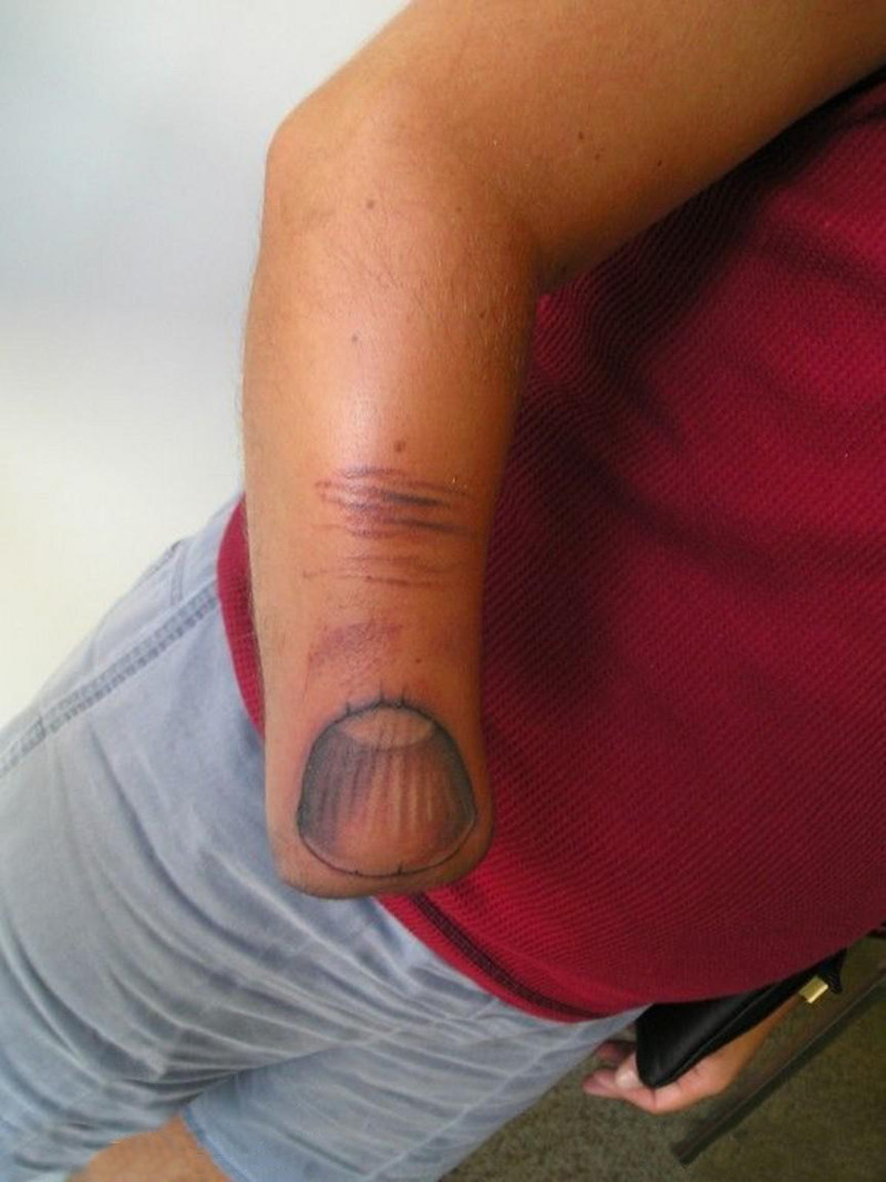 Акула откусила парню часть руки и он сделал татуировку 