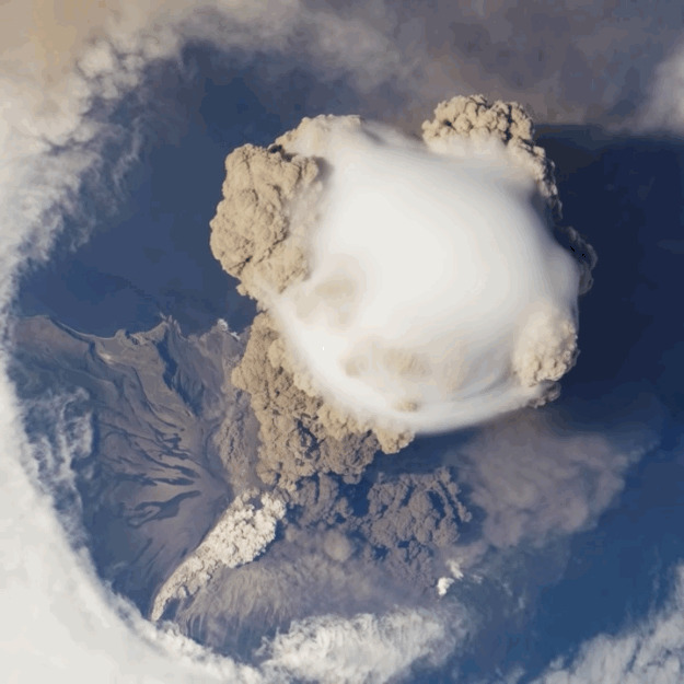 7. Извержения вулкана в большинстве своем настолько большие и мощные, что их можно наблюдать из космоса