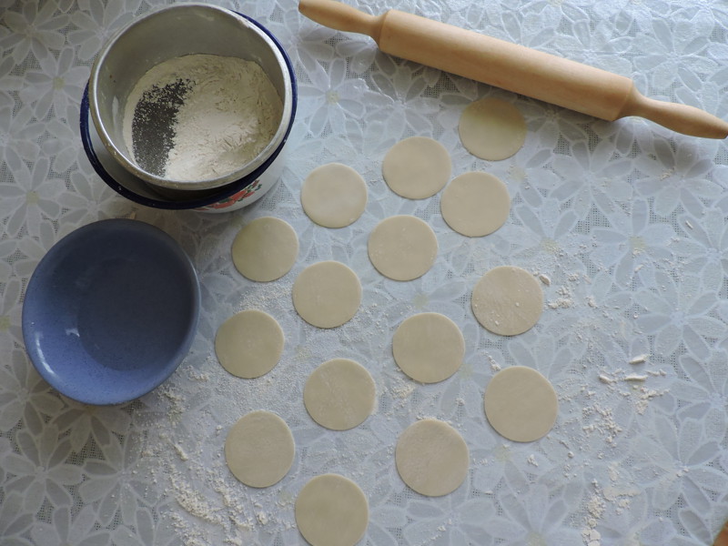 Раскатать тонкое тесто и нарезать вот такие кружочки как на фото. ( нарезала кружки обычным стаканом )