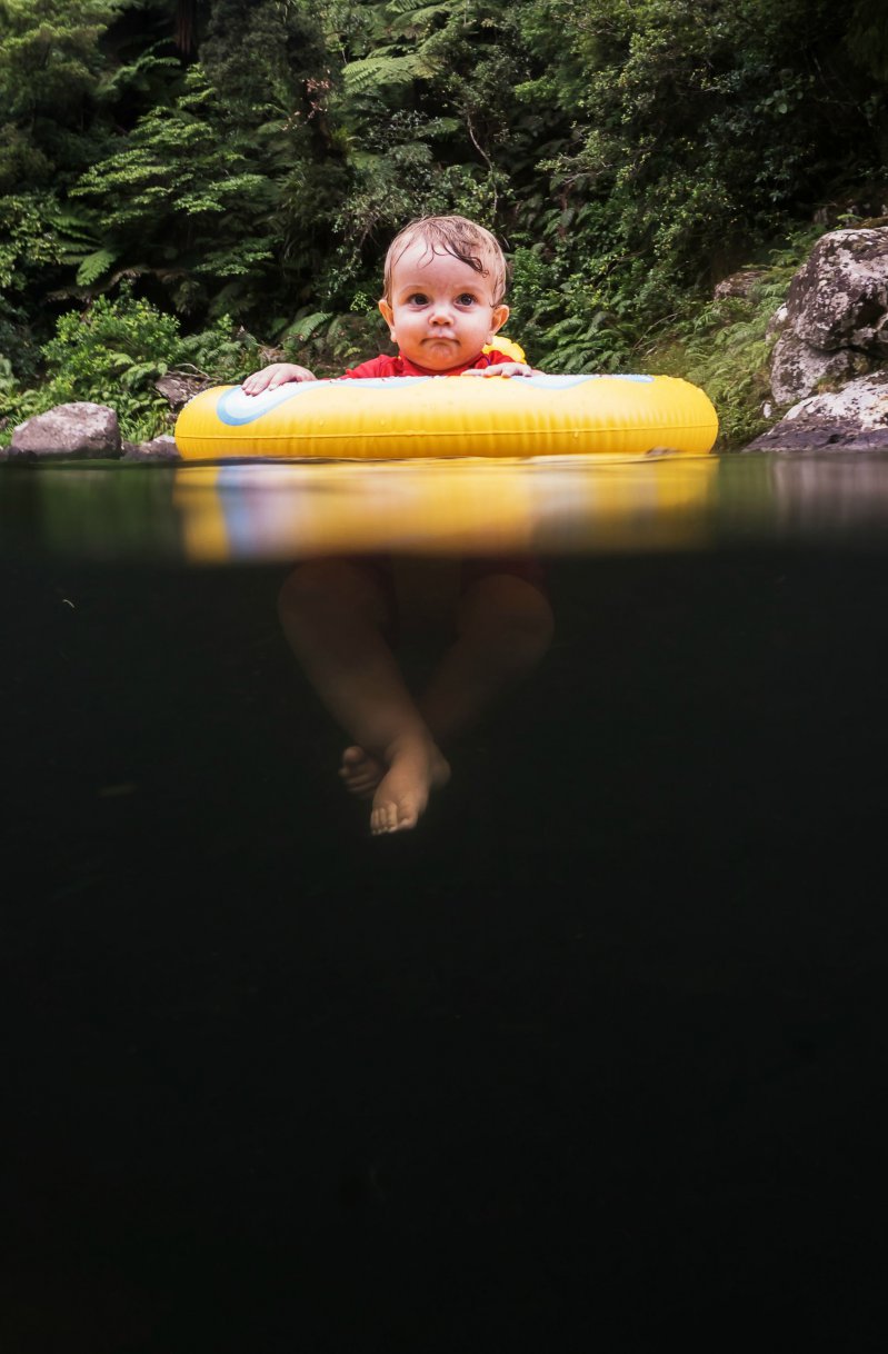 Малыш в пруду 
