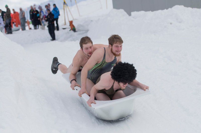 А ещё зимой можно заниматься любыми активными видами спорта. Например, бобслеем.