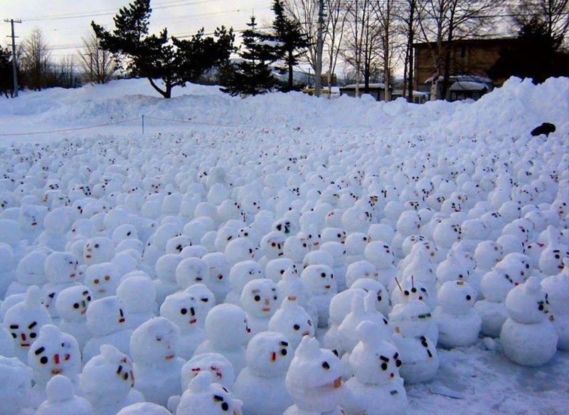 Или построить себе вот такую армию снеговиков.