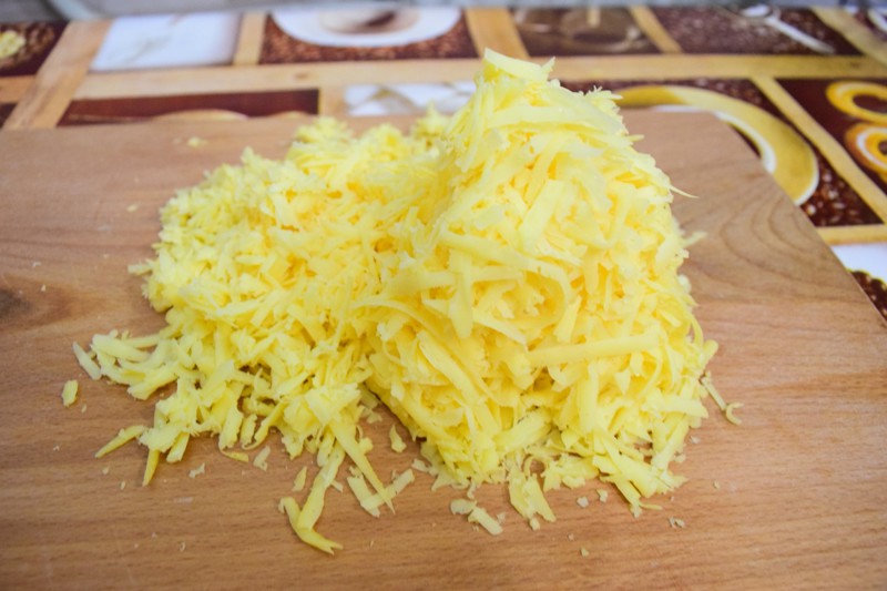 2. Натираем сыр на терку, и добавляем пол ложки крахмала, перемешиваем.