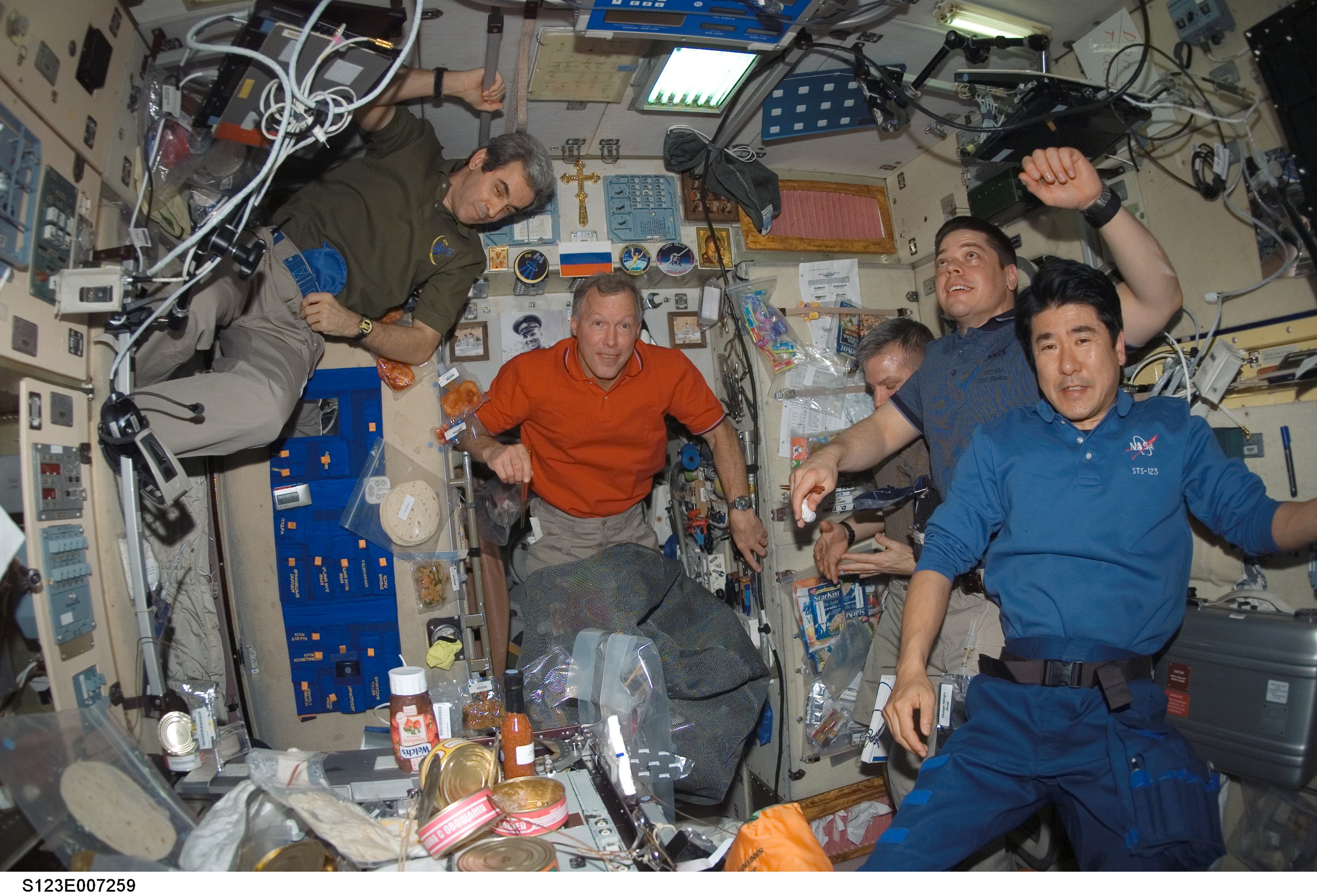 Правда ли что космонавты в космосе. Туалет на МКС. Еда Космонавтов в космосе. Туалет Космонавтов на МКС. Космонавты в космосе какают.