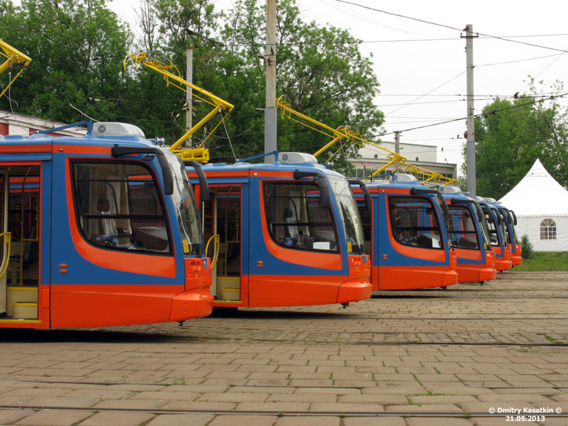 Пользуются российским общественным транспортом, производимым естественно в единичном экземпляре для выставки