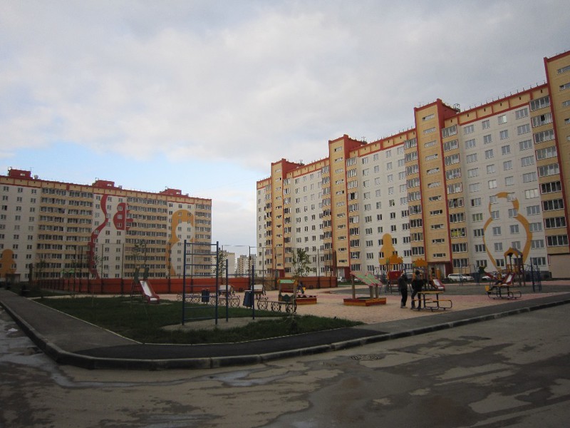 едет смотреть будущую квартиру из российских строительных материалов