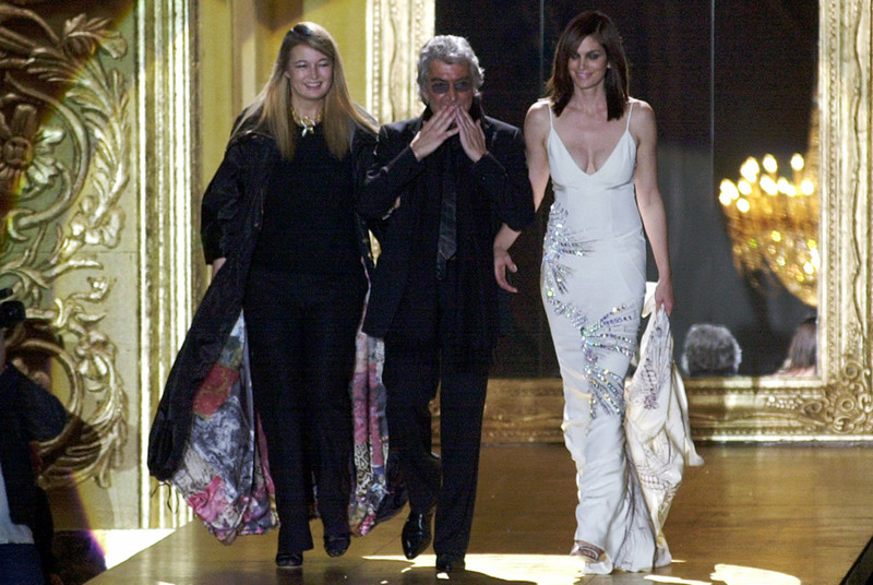 Итальянский дизайнер Роберто Кавалли с женой Евой и супермоделью Синди Кроуфорд на показе в 2002 году