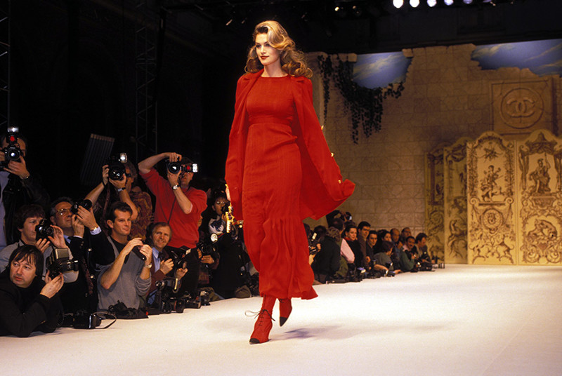 На показе новой коллекции Chanel, 1993 год