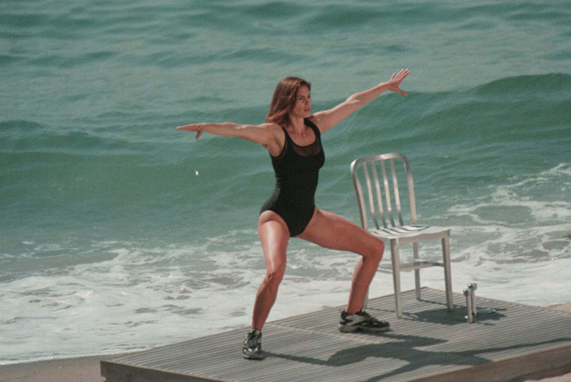 В 1990-е годы большой популярностью пользовались видеоуроки фитнеса от Синди Кроуфорд