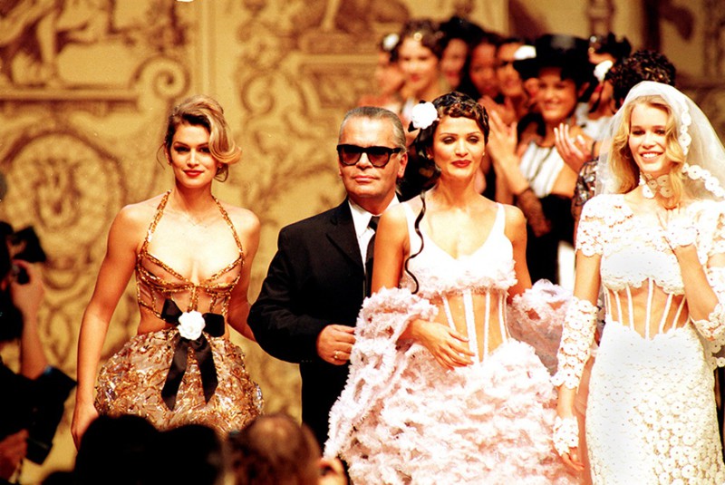 Карл Лагерфельд в сопровождении Синди Кроуфорд и Клаудии Шиффер во время показа коллекции Chanel, 1993 год