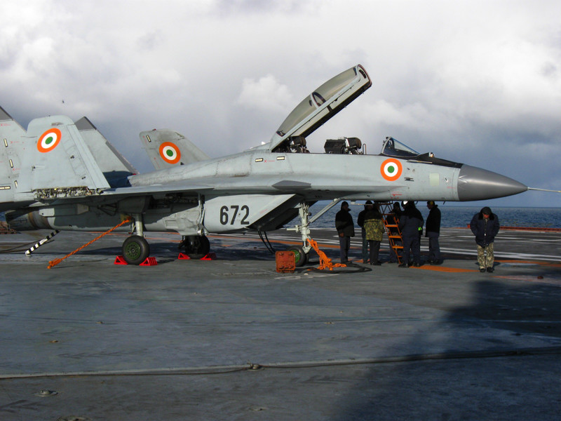 Хрестоматийные истребители причём палубные МиГ-29