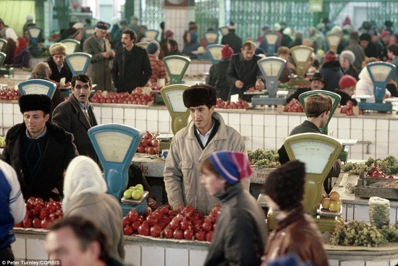 Продовольственный рынок в Калуге, ноябрь 1991 год.