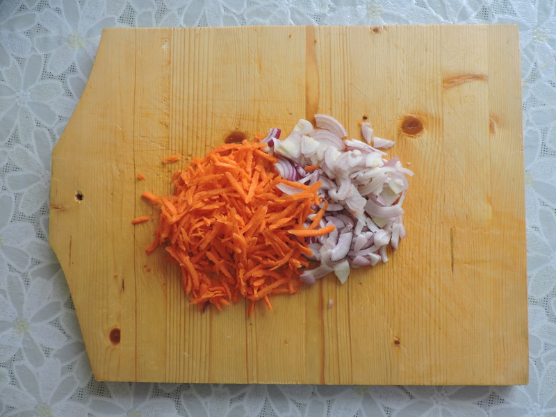 Морковку натереть на тёрке, нашинковать лук