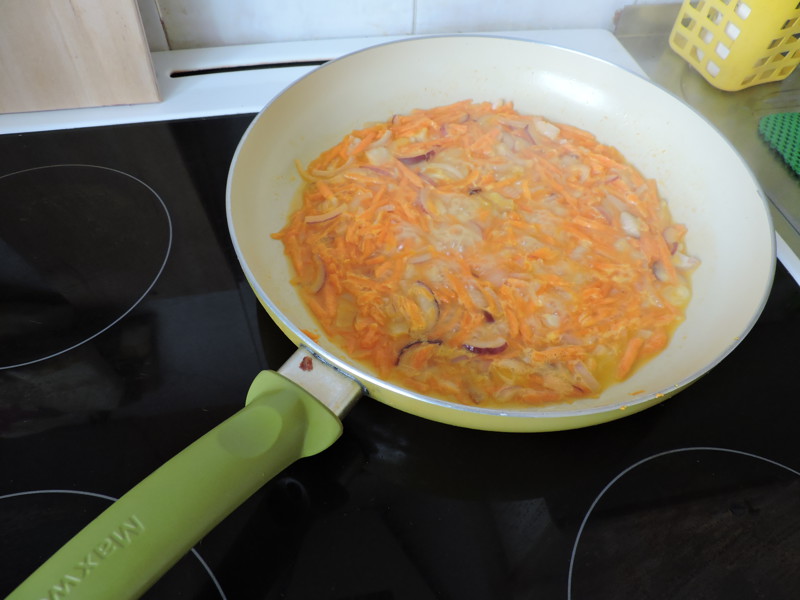 Обжарить лук с морковкой на масле