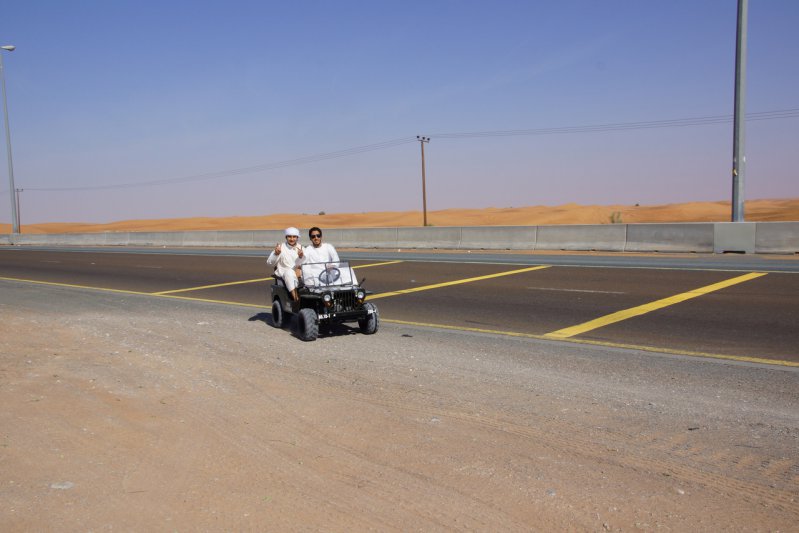 Бензиновый мини-джип Willys в Эмиратской пустыне