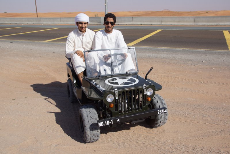 Бензиновый мини-джип Willys в Эмиратской пустыне