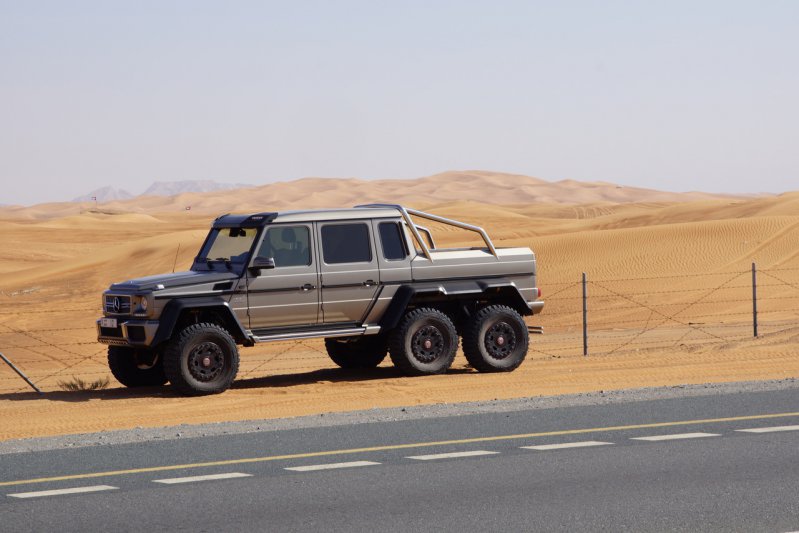 Бензиновый мини-джип Willys в Эмиратской пустыне