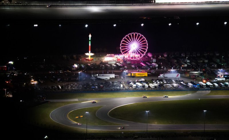 15. Огромное, украшенное светодиодами, колесо обозрения, добавляет света на треке Daytona