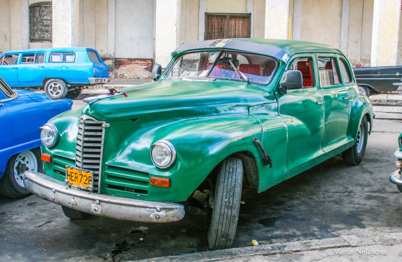 Старинные авто на улицах Гаваны