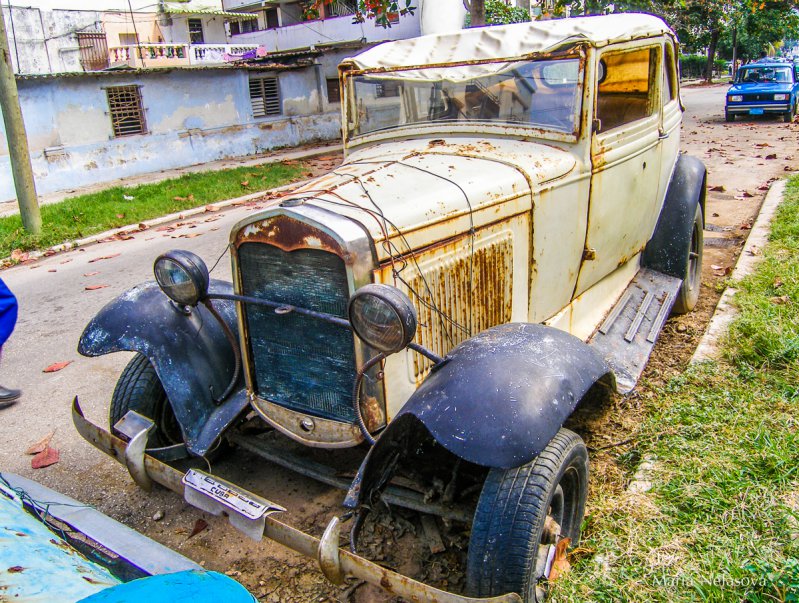 Старинные авто на улицах Гаваны