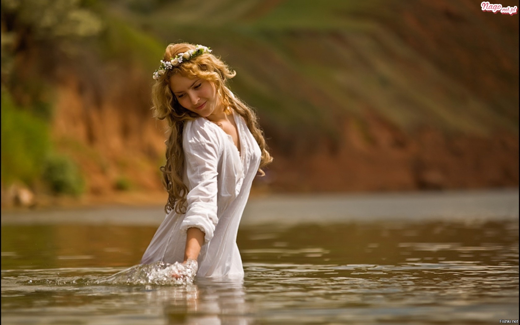 Живем красивые картинки. Фотосессия у реки. Фотосессия в воде. Славянские девушки. Девушка у реки.