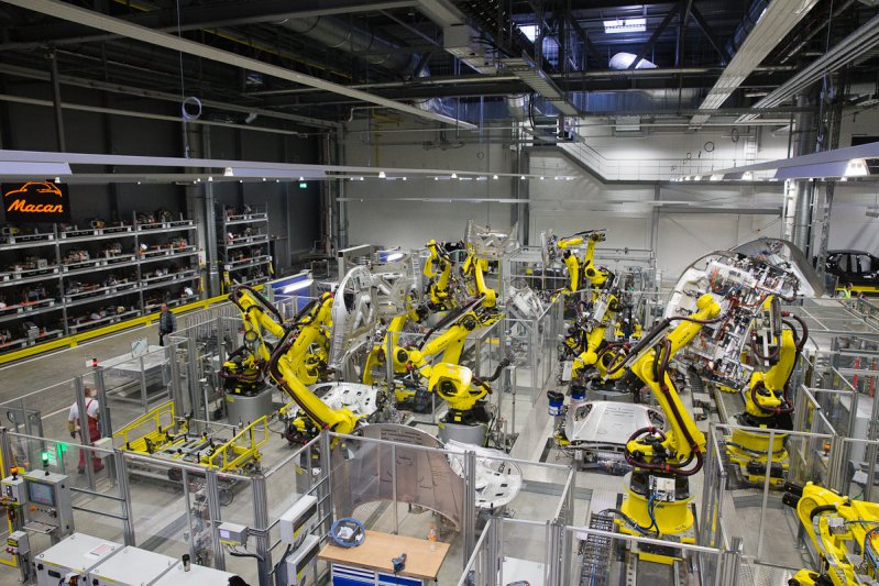 Это Macan Body Shop — здесь 387 роботов немецкой компании KUKA с помощью точечной сварки собирают кузова кроccоверов. Рядом достраивается такой же цех по производству кузовов Panamera.