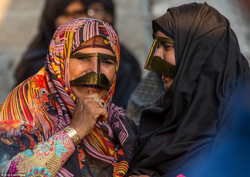 Женщины в масках: иранки в расшитых бурках, которые они носят с 9 лет