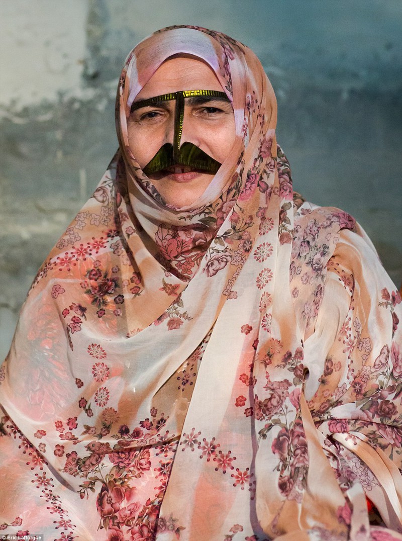 Женщины в масках: иранки в расшитых бурках, которые они носят с 9 лет