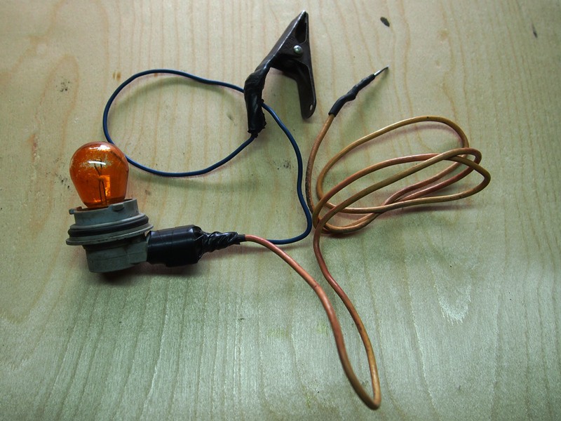 Самая простая контролька (прозвонка) своими руками. Только батарейка, провода и лампочка.