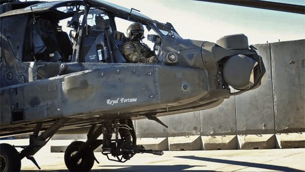 12. Апач AH-64 с нашлемной системой целеуказания, позволяющей управлять оружием движением головы