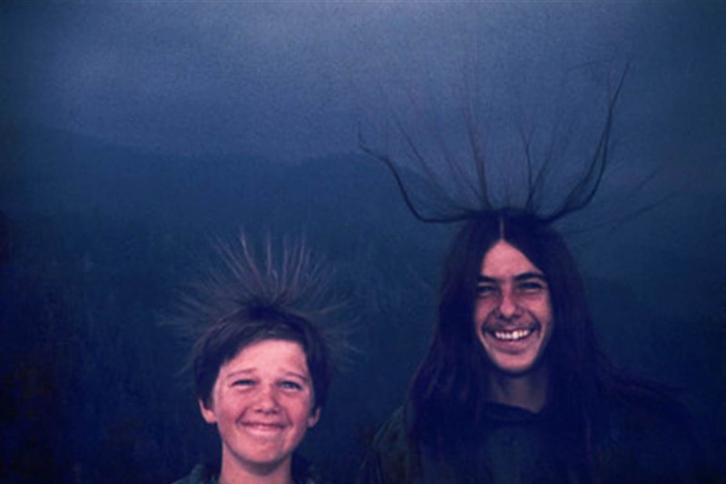 2. Август 1975. Братья позируют для фото в национальном парке Секвойя за несколько секунд до того, как в них ударит молния
