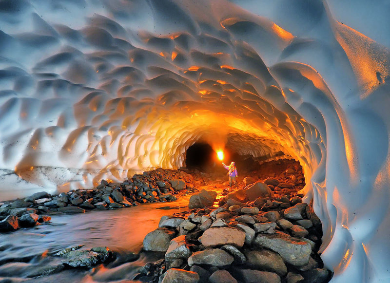 11. Лед и пламя столкнулись в снежном тоннеле неподалеку от Мутновского вулкана на Камчатке