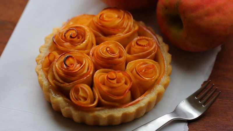 песочная тарталетка с абрикосовым джемом + роза из яблока