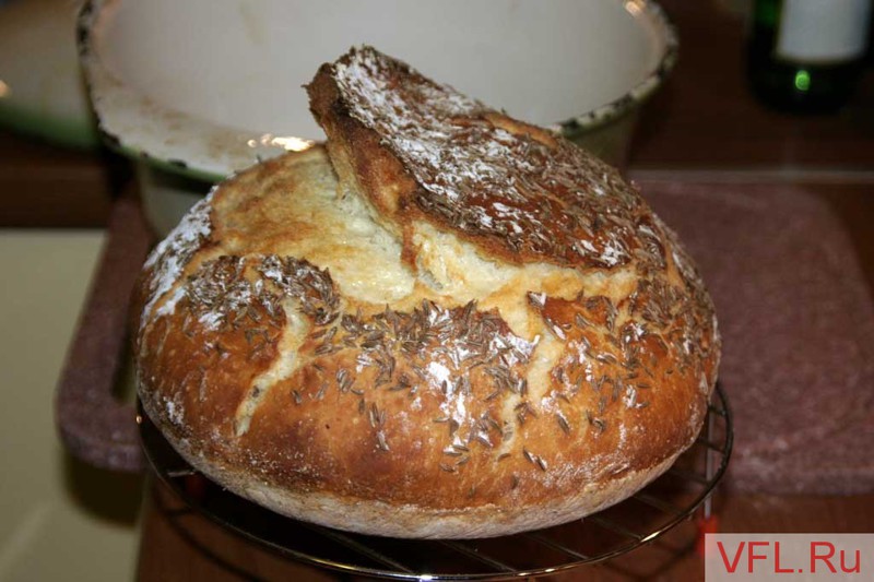 Маковка хлеба так вскрывается всегда.  Это не недостаток, а особенность теста без вымешивания.