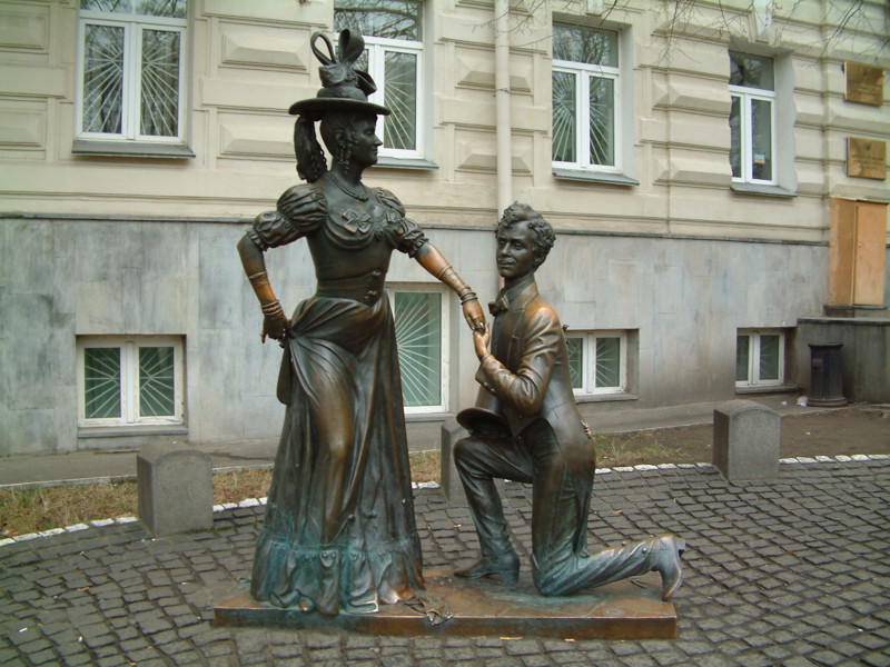 На Андреевском спуске в Киеве в 1999 году главным персонажам картины установлен памятник.