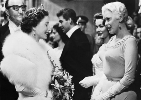 Королева Елизавета II на встрече с американской актрисой Джейн Мэнсфилд