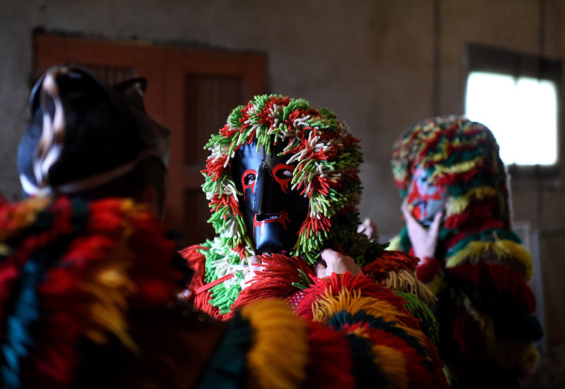 3. Карнавал на северо-востоке Португалии, 7 февраля 2016. Самые популярными масками здесь являются маски королев, королей, злых духов, охотников и сатирических версий общественных деятелей. (Фото Francisco Leong):
