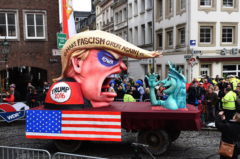 4. Карнавал в в Дюссельдорфе, Германи и кандидат в президенты США Дональд Трамп, агитирующий за фашизм. Права — Статуя Свободы , 8 февраля 2016. (Фото Patrik Stollarz):