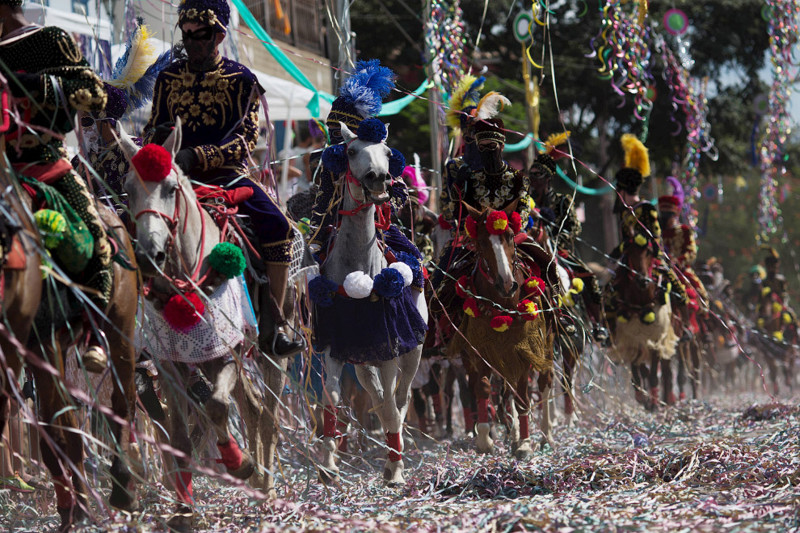 5. Традиционный карнавал на лошадях в Бразилии, 8 февраля 2016. (Фото Roosevelt Cassio |
