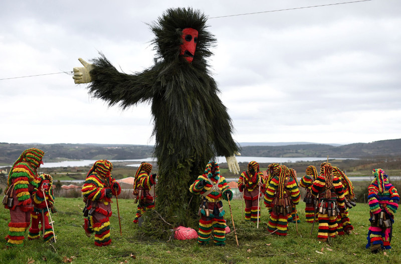 7. Карнавал на северо-востоке Португалии и гигантское чучело, подготовленное к сожжению, 7 февраля 2016. (Фото Francisco Leong):