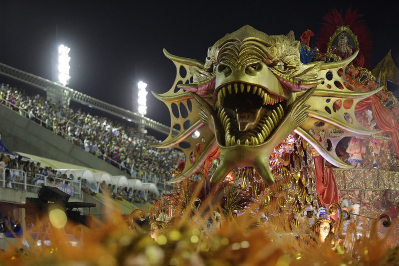8. Самый красочный и самый знаменитый карнавал в мире проходит, разумеется, в Рио-де-Жанейро. И школы самбы готовятся к этому событию основательно: изготавливают декорации, платформы, костюмы. (Фото Leo Correa):
