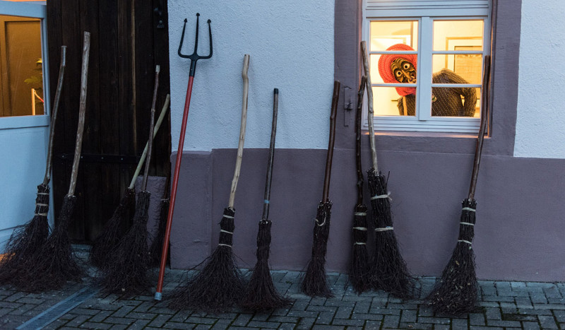 10. Ведьмы с метлами в Баден-Вюртемберге, Германия, 6 февраля 2016. (Фото Patrick Seeger):