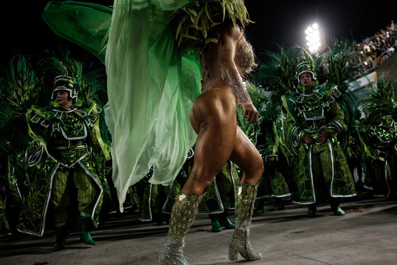 18. Перекаченные тансовщицы на знаменитом карнавале в бразильском городе Рио-де-Жанейро, 8 февраля 2016. (Фото Yasuyoshi Chiba):