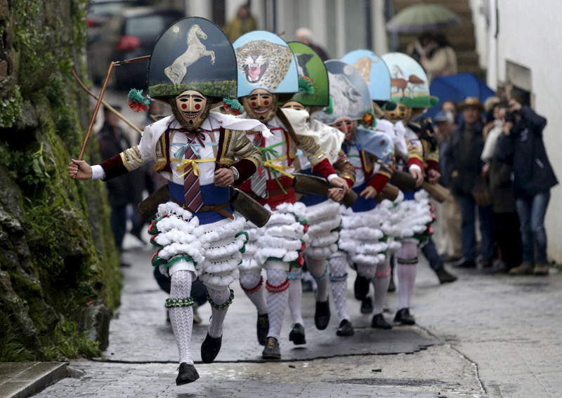 23. Карнавал в испанской деревне Лаза, 9 февраля 2016. (Фото Miguel Vidal | Reuters):